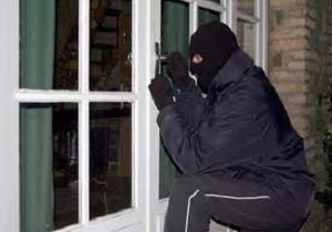 آیا کتک زدن دزد خانه جرم است